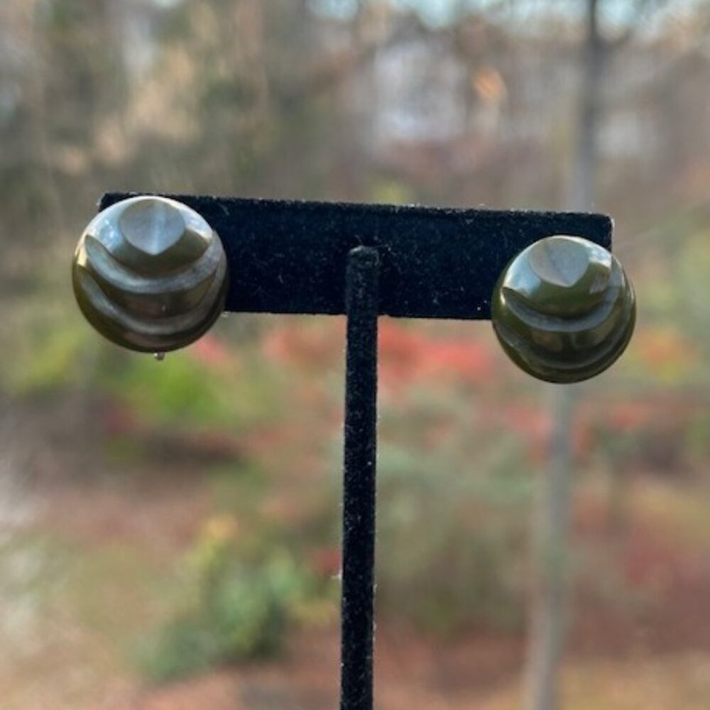 Bakelite Hunter Green Carved Button Earrings - image 4